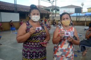 Foto: Alda Paiva e a filha Doriane Paiva foram juntas receber o cartão. | Fotógrafo: Rai Pontes